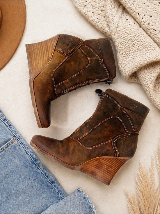 Timberland Shoes - Timberland Vintage Brown Leather Wedge Ankle Boots Booties Womens 5.5 Distressed